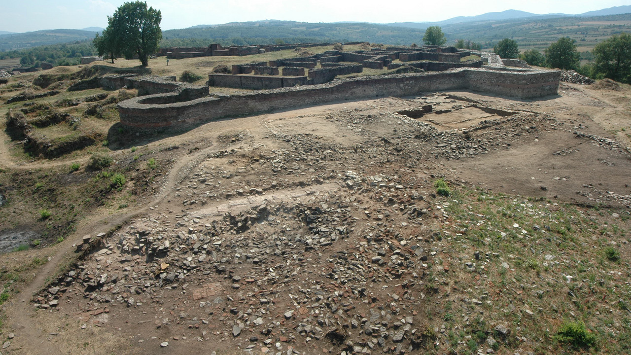 Ansicht der Akropolis von Norden (Akropolis ist im ursprünglichen Sinn der zu einer Stadt gehörige Burgberg bzw. die Wehranlage, die zumeist auf der höchsten Erhebung nahe der Stadt erbaut wurde.)