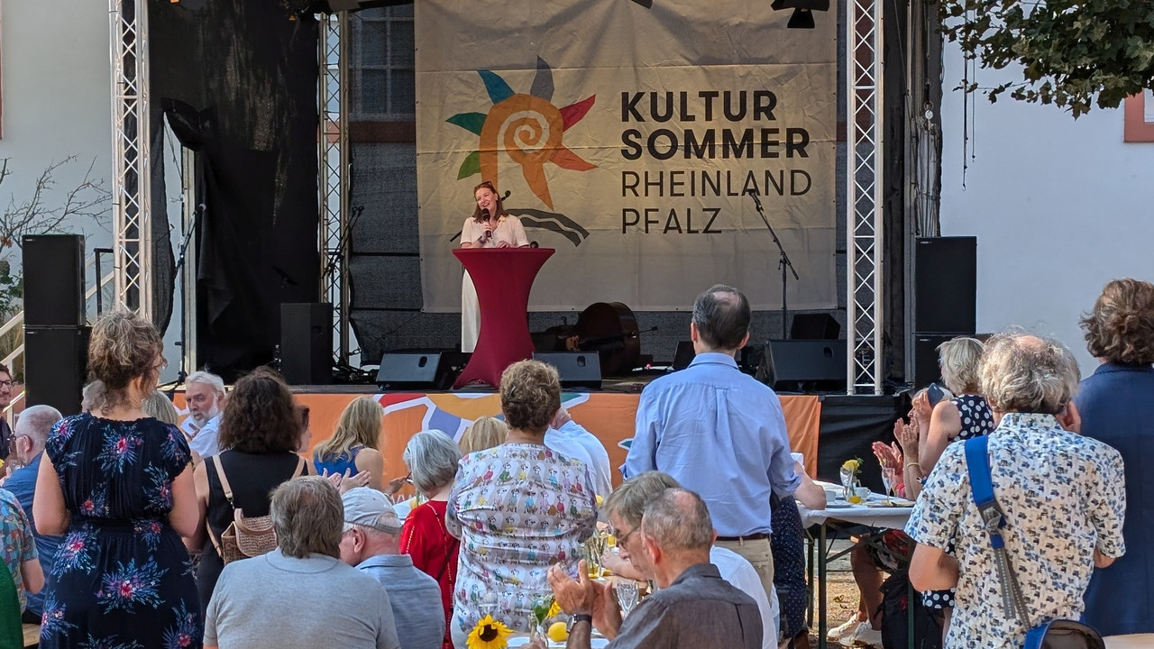 Ministerin Katharina Binz dankt der Kulturszene des Landes für 33 Jahre Kultursommer Rheinland-Pfalz. (c) Kultursommer