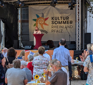 Ministerin Katharina Binz dankt der Kulturszene des Landes für 33 Jahre Kultursommer Rheinland-Pfalz. (c) Kultursommer