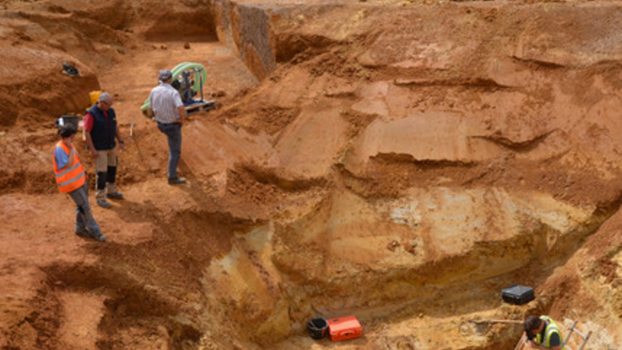Aktuelle archäologische Grabung auf dem Areal eines künftigen Gewerbegebietes in Polch/Eifel. | Bild: GDKE