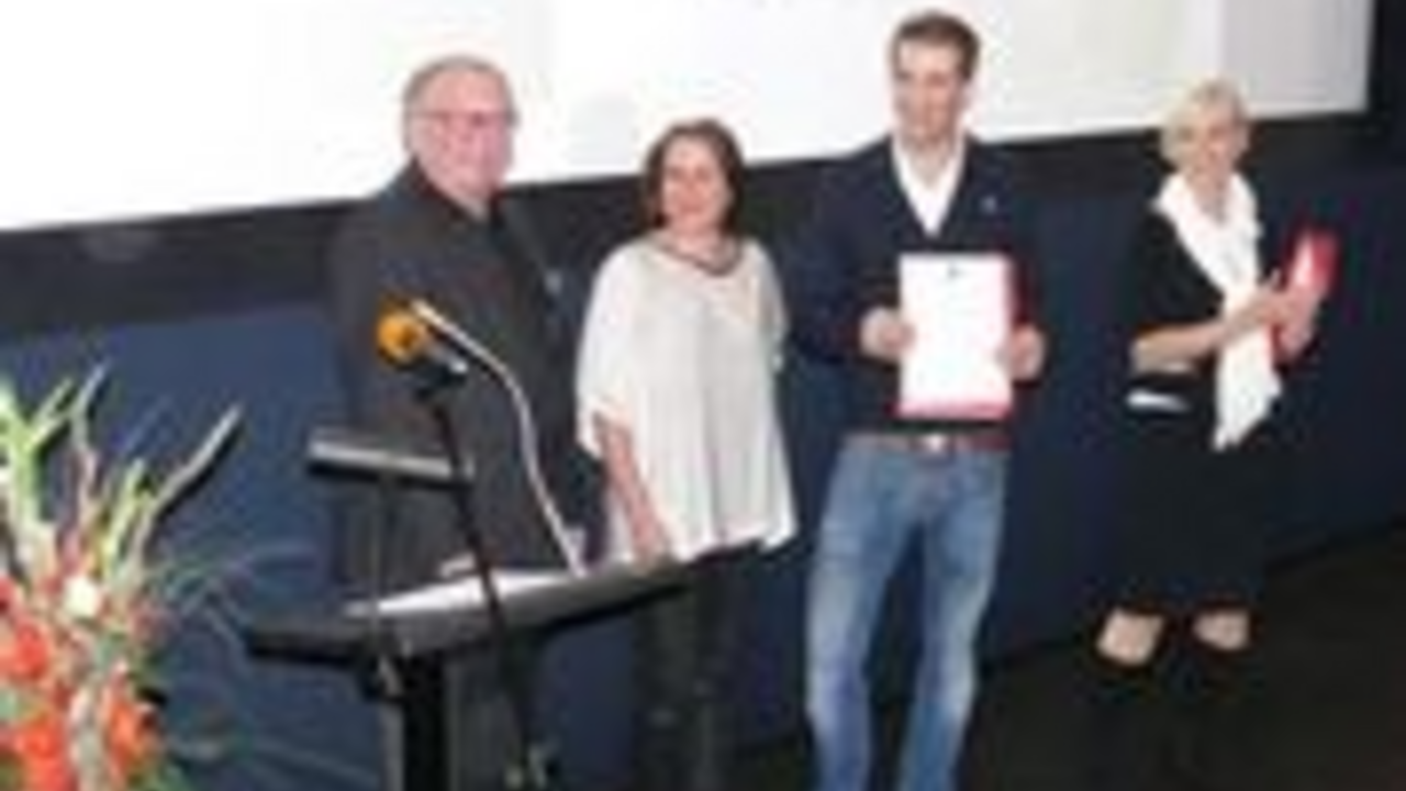 v.l. Walter Schumacher, Christiane Schauder, Barbara Philipp
v.l. Walter Schumacher, Barbara Philipp, Maximilian Bugdahn, Dr. Ariane Fellbach-Stein
Preisträger- Pro-Winzkino in Simmern