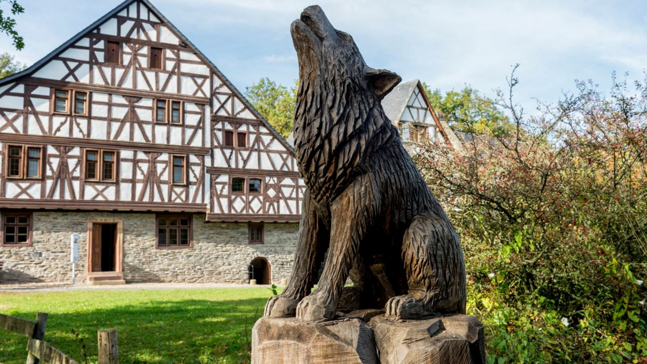 Detailansicht mit Fachwerkhaus und Skulptur