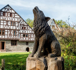 Detailansicht mit Fachwerkhaus und Skulptur