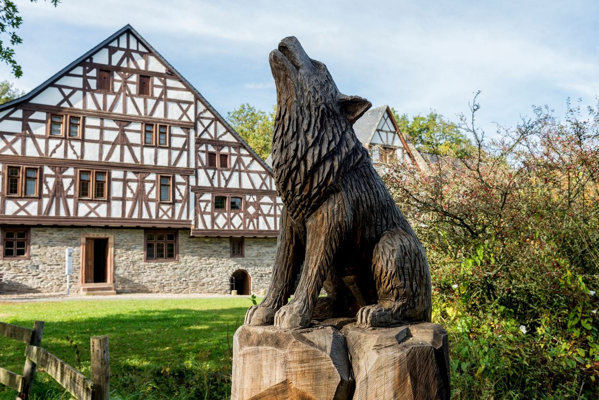 Detailansicht mit Fachwerkhaus und Skulptur