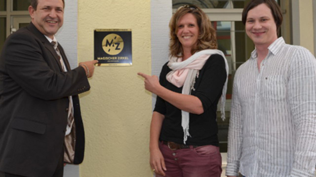 Oberbürgermeister Frank Frühauf sowie Sabine Moser und Sebastian Herzig vom Stadtjugendamt, Auszeichnung Idar-Obersteins als „Zauberfreundliche Stadt“.