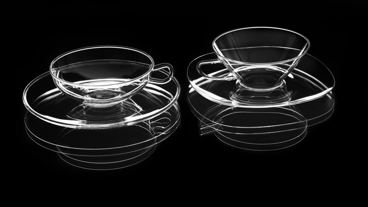 v.li.: Wilhelm Wagenfeld (1900 –1990) Gläserne Teetasse, Jenaer Glaswerk Schott & Gen., Jena, 1931 Sammlung Jacobi  Rechts: Heinrich Löffelhardt (1901–1979), gläserne Teetasse, Jenaer Glaswerk  Schott & Gen., Mainz, 1954  GDKE RLP – Landesmuseum 
