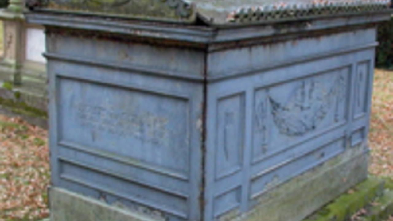 Grabdenkmal Gienanth, Gusseiserner Sarkophag von 1826