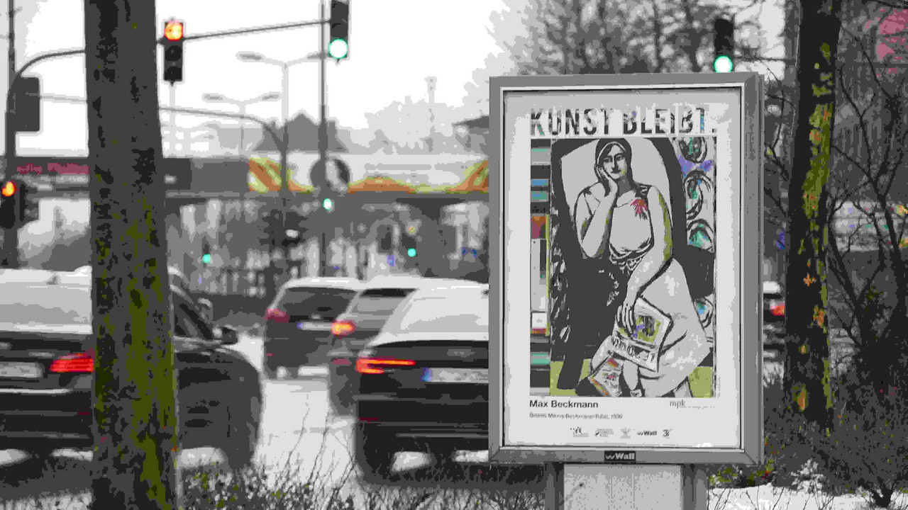 Begegnung mit Kunst auf der Straße: Plakat des mpk mit Max Beckmanns Bildnis „Minna Tube“,Foto:Thomas Brenner