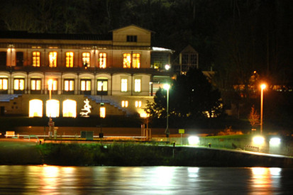 Blick auf das Arp Museum bei Nacht