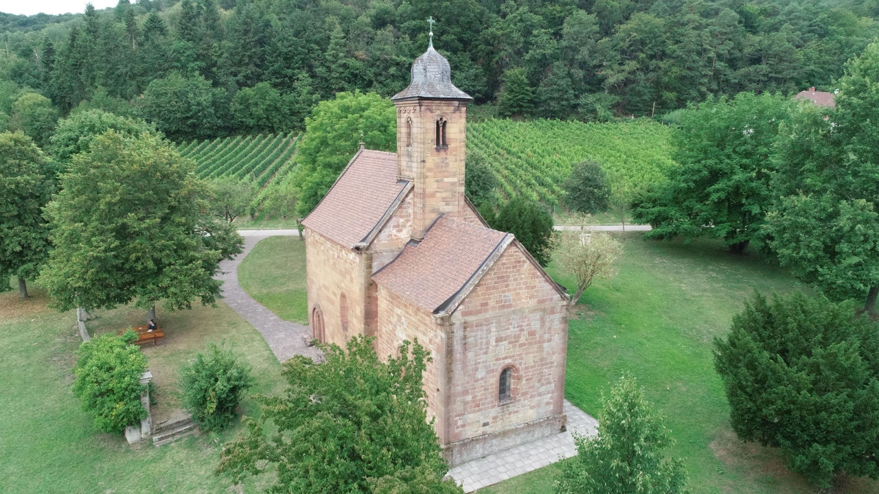 Liegt an der Klingenmünsterer Sternenschleife des Jakobswegs: Nikolauskapelle aus salischer Zeit © Bezirksverband Pfalz