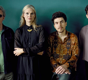 Dota und die drei Mitglieder ihrer Band