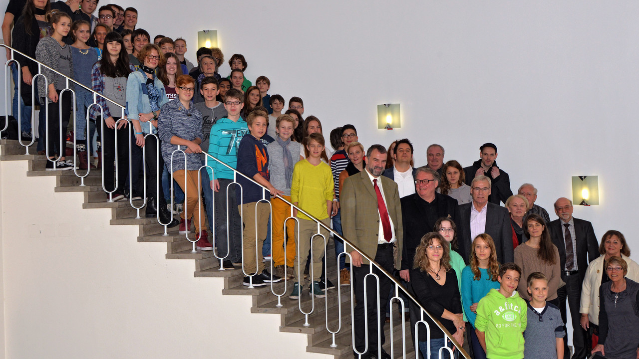 Die Schülerinnen und Schüler des "lyrix"-Workshops, Kulturstaatssekretär Walter Schumacher sowie Vertreterinnen und Vertreter von Deutschlandfunk, Philologenverband, Friedrich-Bödecker-Kreis, den Schulen sowie Landesmuseum Trier und Stadtmuseum Simeonstift Trier.