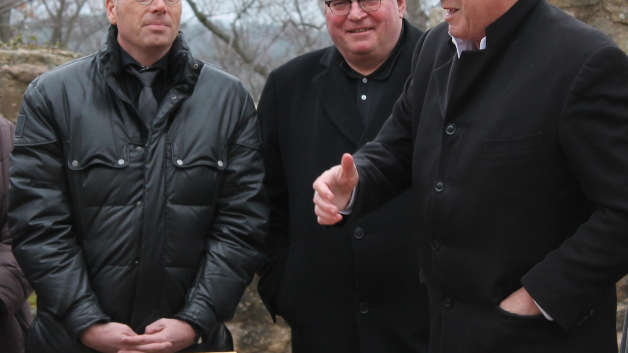 (v.l.) Finanz- und Bauminister Dr. Carsten Kühl, Vorstandsvorsitzender der Stiftung Hambacher Schloss, Kultur-Staatssekretär Walter Schumacher und Max Dudler (Architekt).
