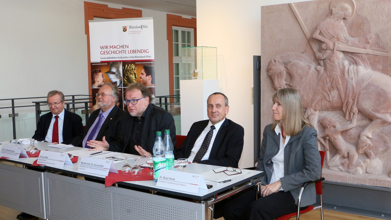 PK im Landesmuseum: v.l. Prof. Bernd Schneidmüller, Prof. Alfried Wieczorek, Thomas Metz, Prof. Konrad Wolf und Birgit Heide  ©GDKE/Agentur Bonewitz