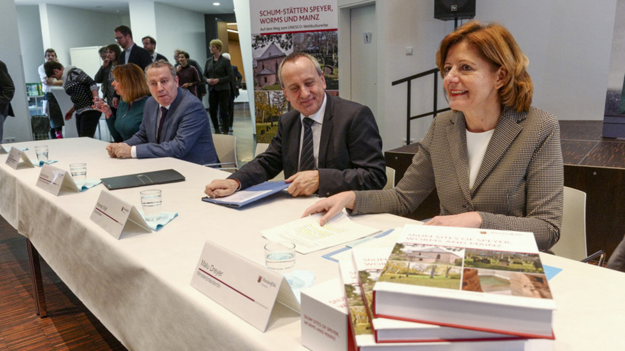 Ministerpräsidentin Malu Dreyer und Kulturminister Konrad Wolf informieren über den SchUM-Antrag, (c) MWWK / Sämmer