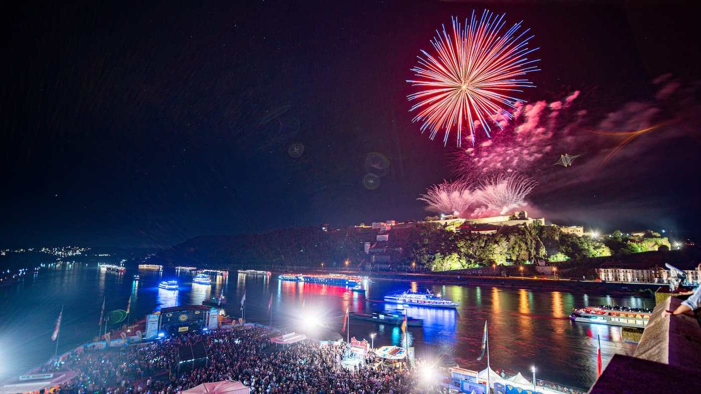 Rhein mit Schiffen und Feuerwerk
