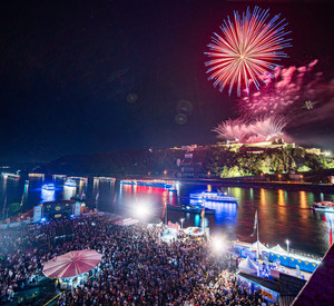 Rhein mit Schiffen und Feuerwerk
