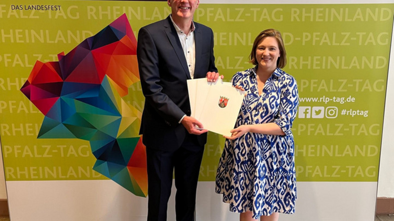 Kulturministerin Katharina Binz (links) und den Mainzer Oberbürgermeister Michael Ebling (rechts) bei der Bescheidübergabe © MFFKI