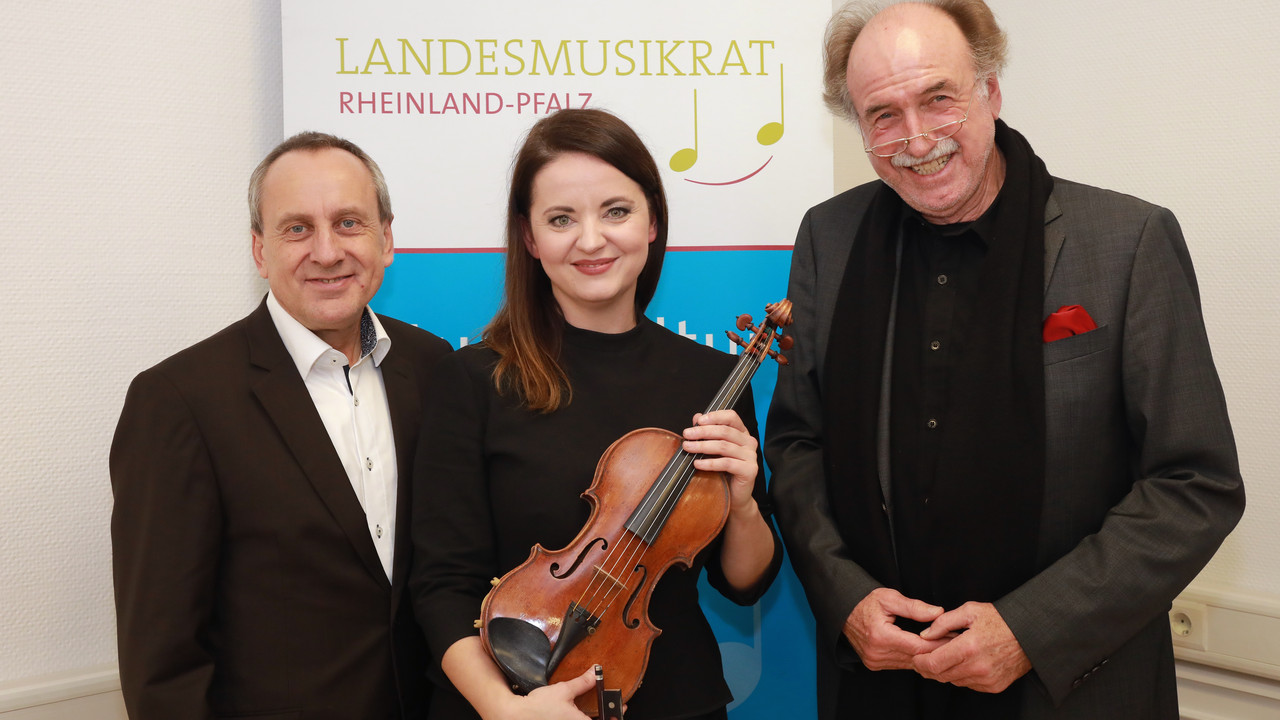 Bildnachweis: Kulturminister Prof. Dr. Konrad Wolf, Schirmherrin Baiba Skride und Landesmusikrats-Präsident Peter Stieber präsentieren die Violine als Instrument des Jahres 2020 © Bernd Essling
