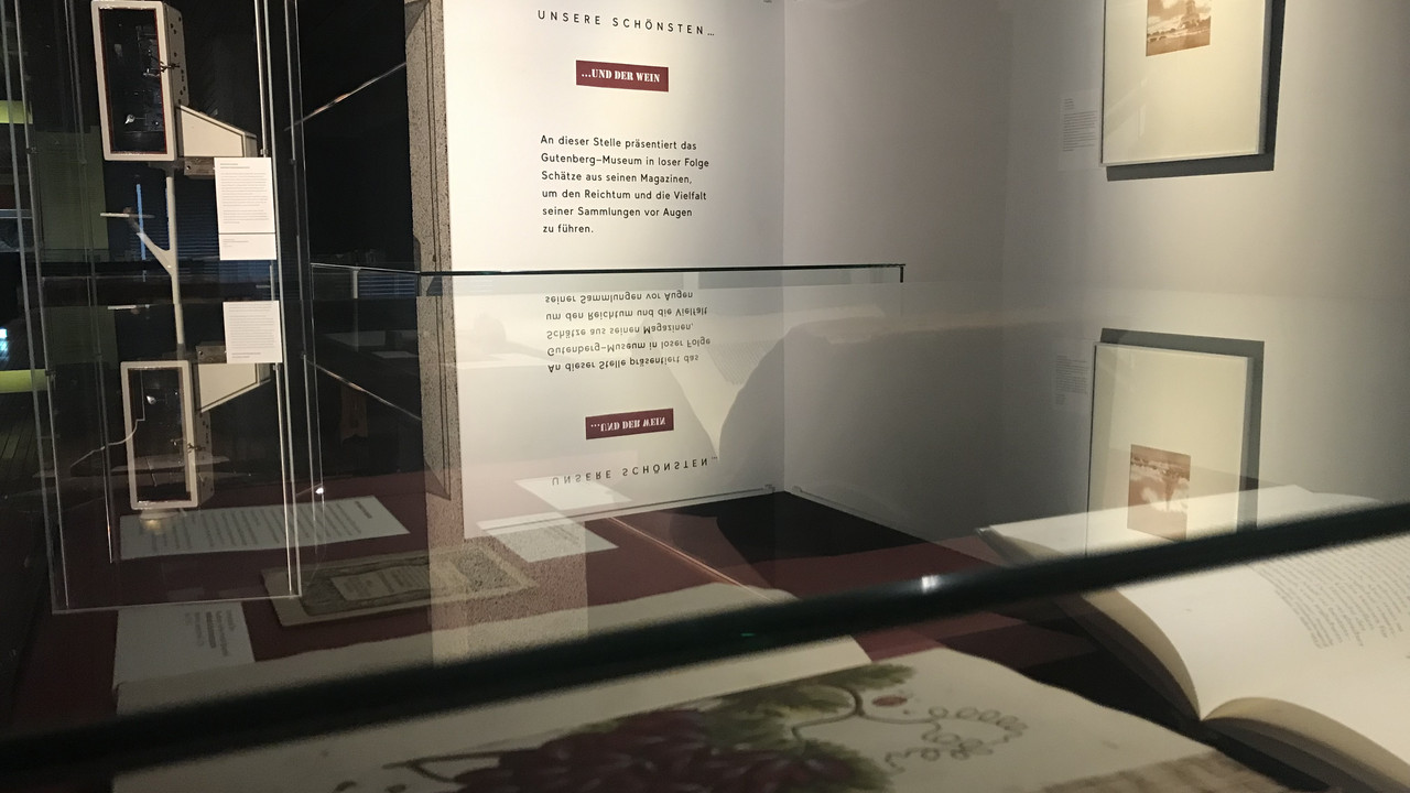 Bild: Ausstellungsimpression der Kabinett-Ausstellung: „Unsere Schönsten…und der Wein“, © Gutenberg-Museum