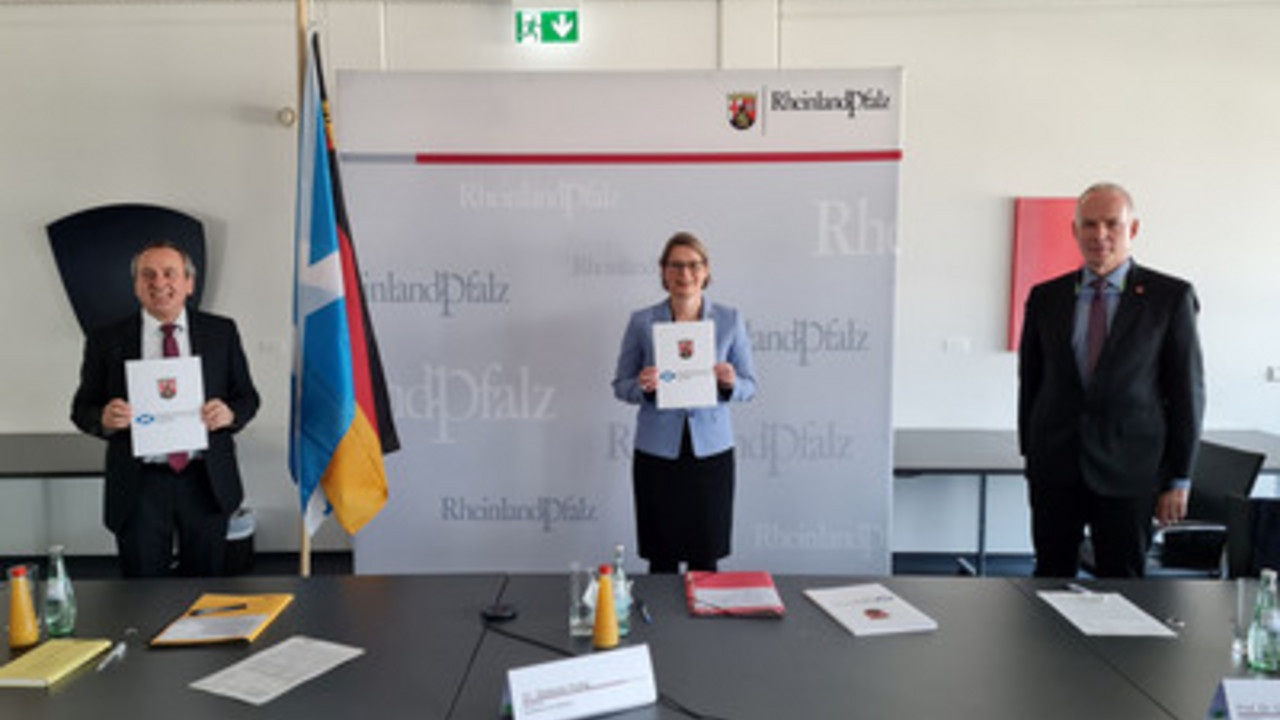 Prof. Dr. Konrad Wolf, Minister für Wissenschaft, Weiterbildung und Kultur, Bildungsministerin Dr. Stefanie Hubig und Präsident Prof. Dr. Georg Krausch (JGU) nach der digitalen Unterzeichnung der Absichtserklärung. (c) MWWK