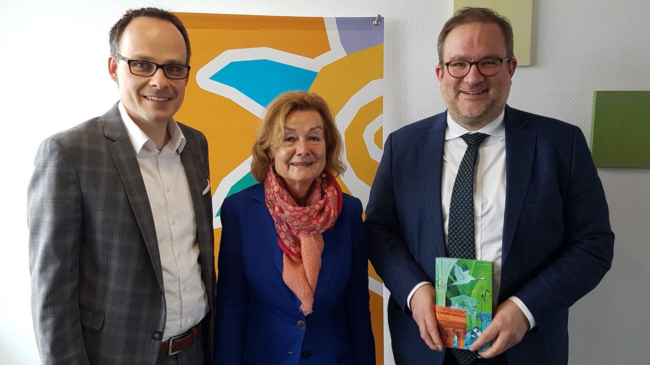 Staatssekretär Alt mit Ursula Engelen-Kefer und Co-Herausgeber Holger Zaborowski ©MWWK