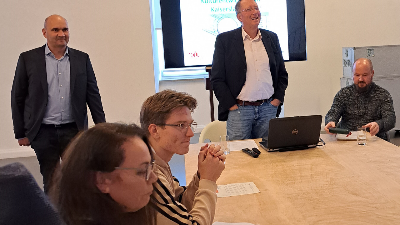 Bürgermeister Manfred Schulz (links) und Christoph Dammann (beide stehend) am Ende der ersten Sitzung des Lenkungskreises im mpk (c) Ali Bayar.