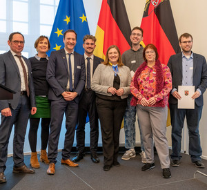 Gruppenfoto mit Ministerin Katharina Binz nach der Preisverleihung, Foto:©Uwe Simon 