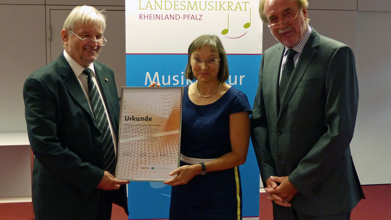 Cornelia Bend (Mitte) überreicht die Urkunde zur Patenschaft an Albrecht Schneider (links) und Peter Stieber (rechts). ©Landesmusikrat Rheinland-Pfalz
