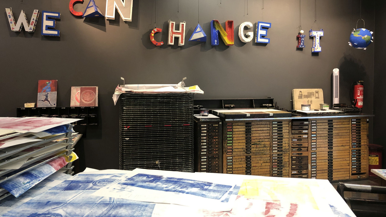 „We can change it“: Die Teilnehmerinnen und Teilnehmer des Schülerwettbewerbs thematisieren das revolutionäre Potenzial von Kunst. (Foto: Gutenberg-Museum/Kurt-Martin Friedrich)