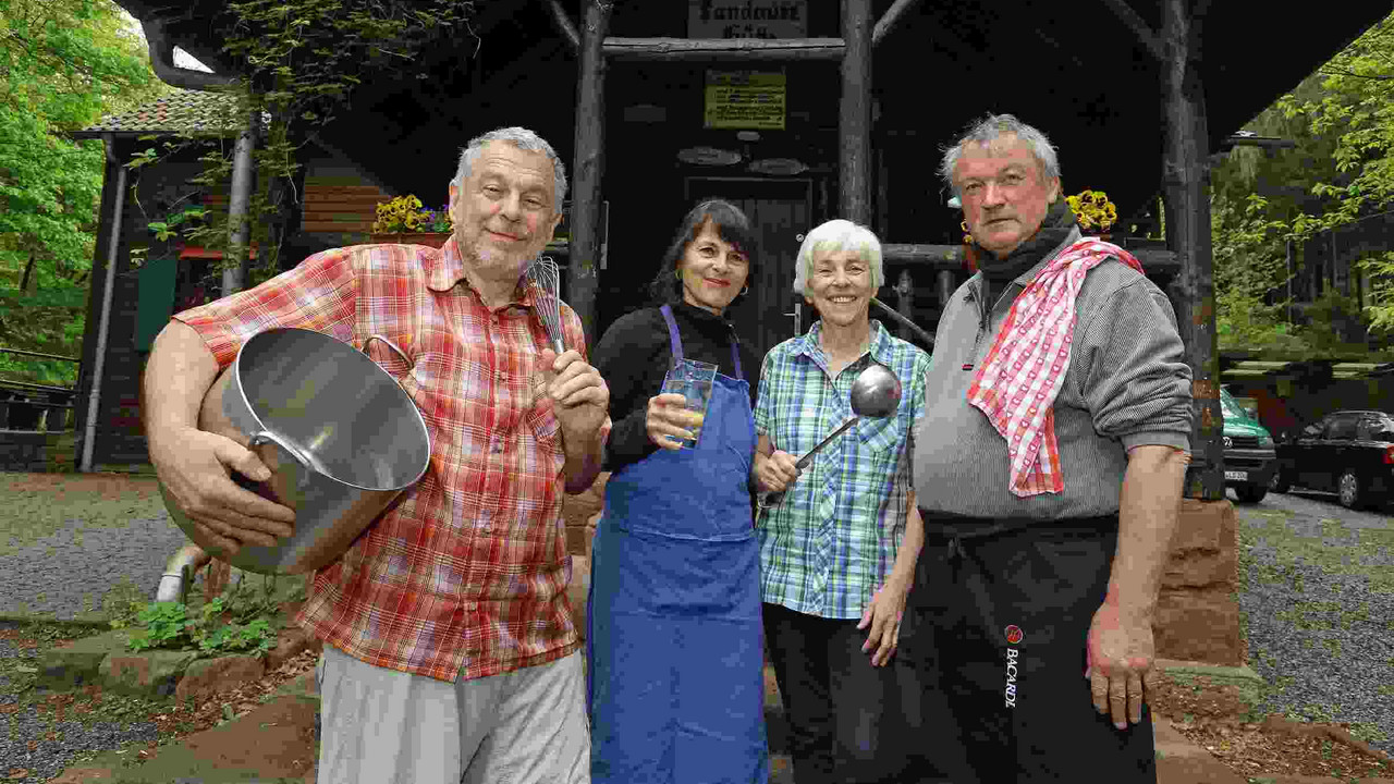Fröhliches ehrenamtliches Hüttendienstteam vor der Landauer Hütte, Foto:© Pfälzerwaldverein / Norman Krauß