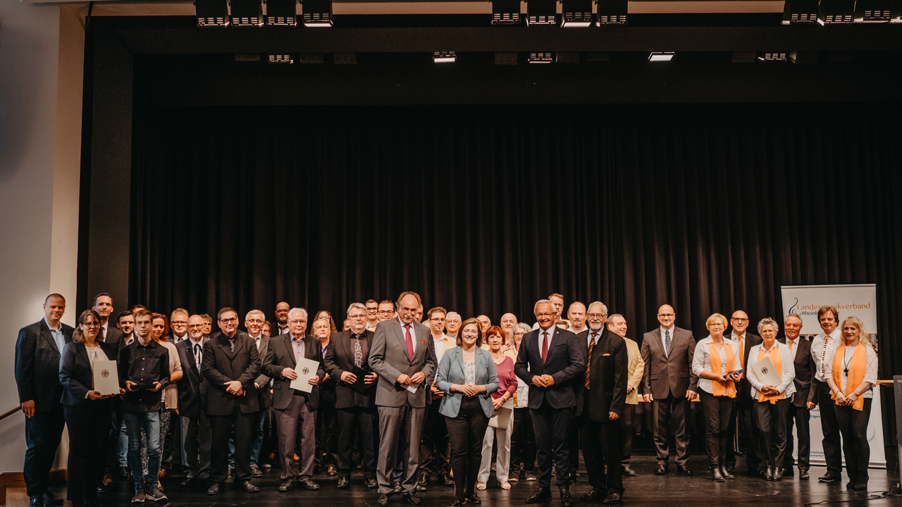 Bildunterschrift: Kulturministerin Katharina Binz (Mitte) überreichte im Rheintal-Kongress-Zentrum in Bingen an zehn rheinland-pfälzische Chöre und Musikvereine die Pro-Musica- und Zelter Plakette, unterstützt von LMV-Präsident Achim Hallerbach (rechts) und Landesmusikrats-Präsident Peter Stieber (links). Foto: Stephan Presser-Photography