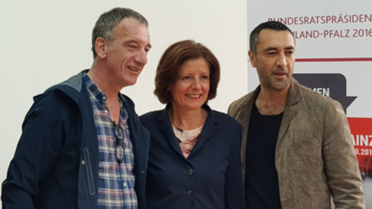 Ministerpräsidentin Malu Dreyer mit den Schauspielern Heio von Stetten und Mehmet Kurtulus; © Staatskanzlei RLP/ Fulmidas