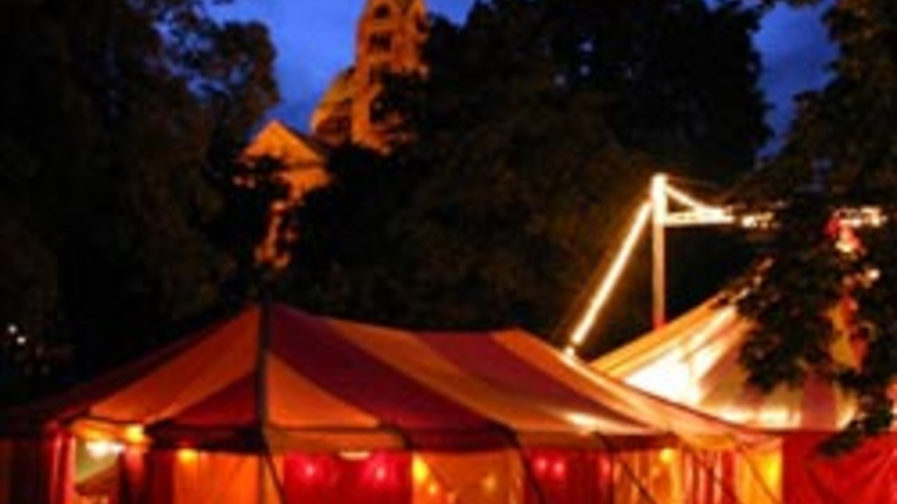 Zirkuszelt im Domgarten