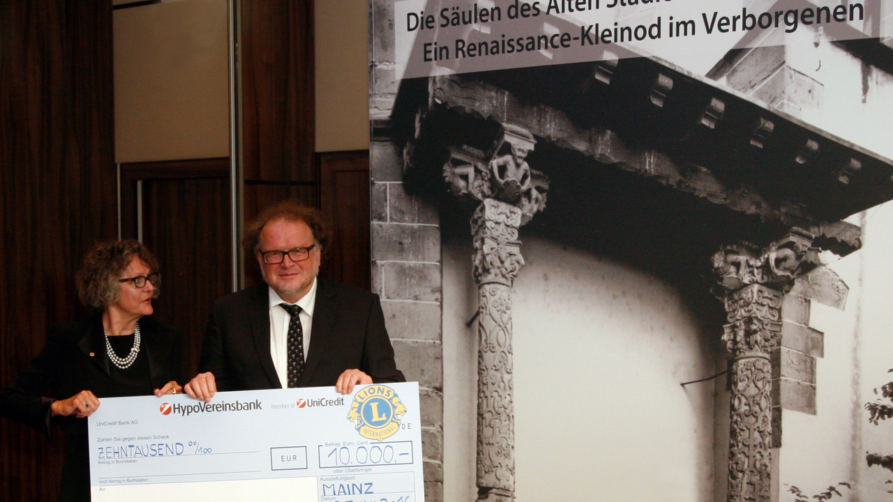 Eveline Häusler, Präsidentin des Lions Club Mainz überreicht Generaldirektor Thomas Metzden Scheck für das Mainzer Landesmuseum der GDKE. (c) Lions Club Mainz