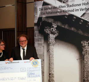 Eveline Häusler, Präsidentin des Lions Club Mainz überreicht Generaldirektor Thomas Metzden Scheck für das Mainzer Landesmuseum der GDKE. (c) Lions Club Mainz