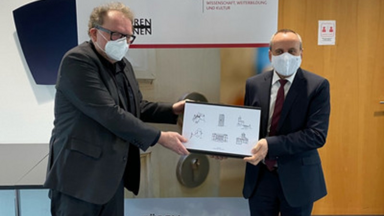 Thomas Metz und Konrad Wolf mit dem letzten Projekt unter Metz' Ägide: Eine Weinsammlung mit Bezügen zu sechs GDKE-Liegenschaften, (c) MWWK