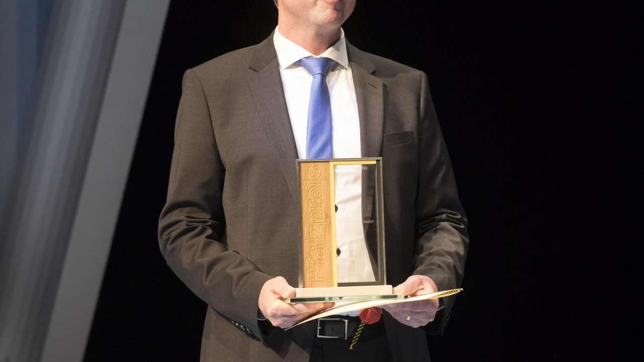 Preisträger 2017: die fleXstructures GmbH aus Kaiserslautern mit ihrem Geschstsführer Diplom-Ingenieur Oliver Hermanns