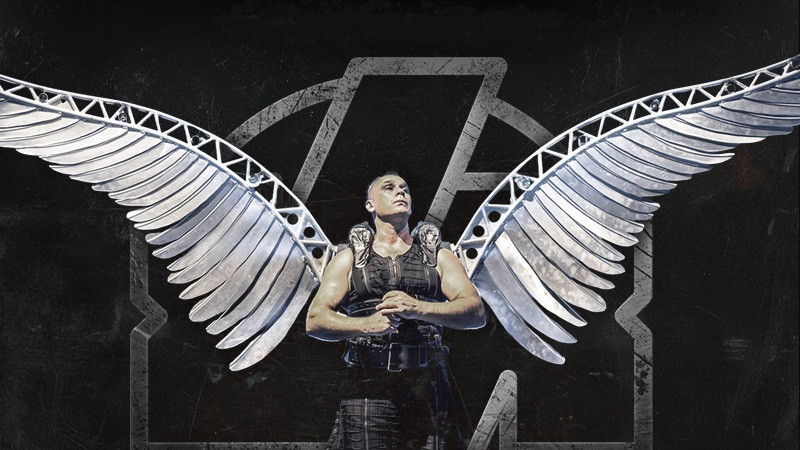 Sänger im Engelkostüm auf der Bühne