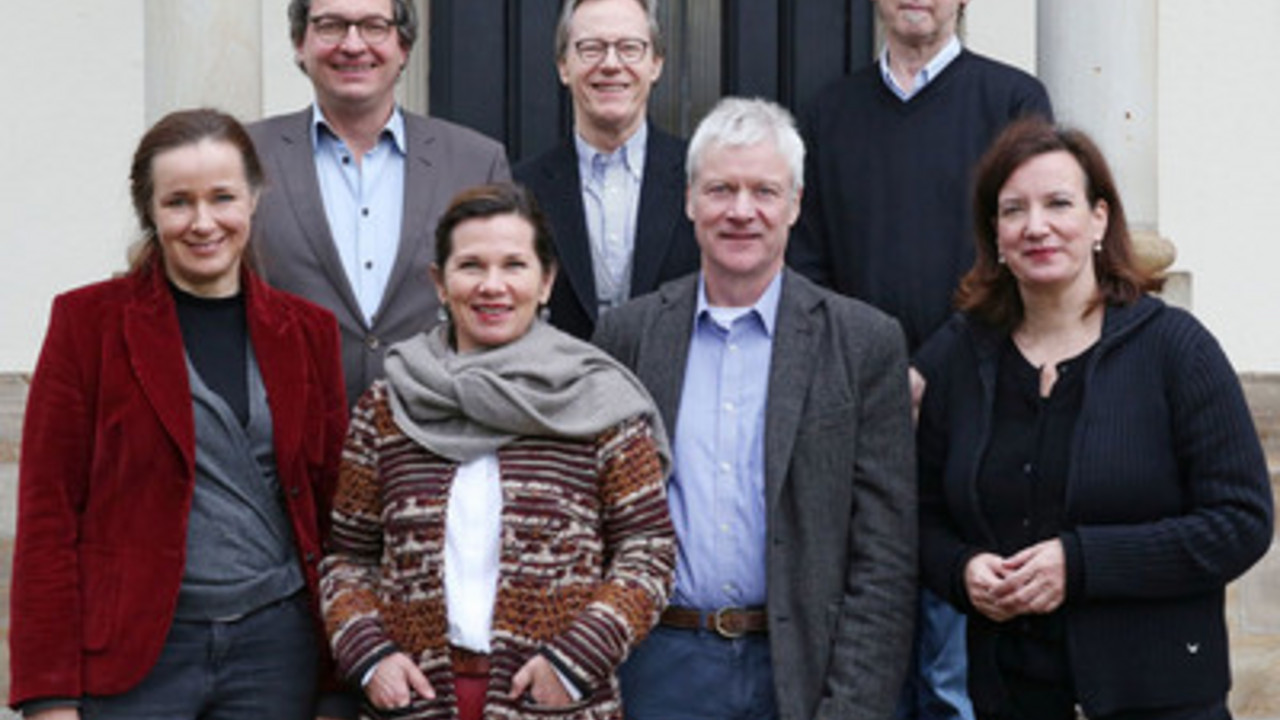 Jury-Mitglieder (v.l.n.r.): Professor Alexander Hülshoff, Prof. Jacek Klimkiewicz, Walter Reiter, Erica Leroux (Korrepetitorin), Heike Arend, Prof. Frank Lloyd und Prof. Angelika Merkle; © ZIRP