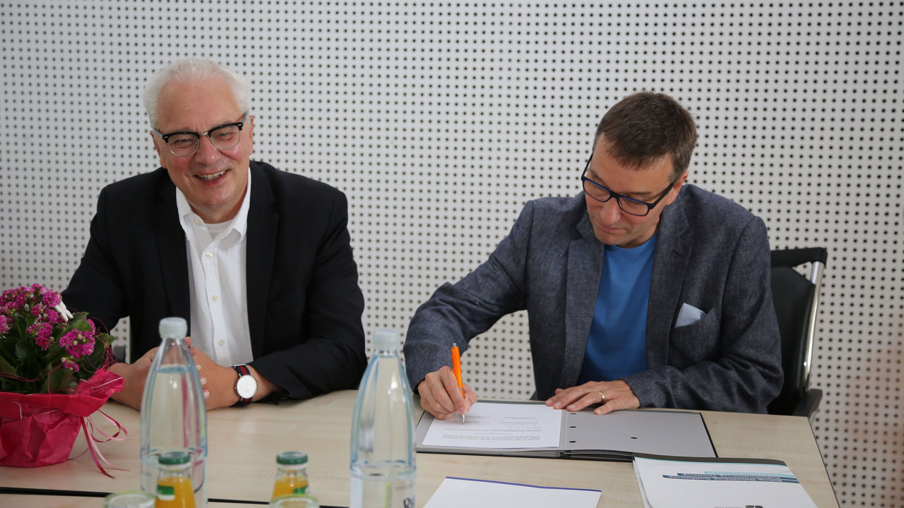 Von links: Prof. Dr. Roman Heiligenthal, Präsident der Universität Koblenz-Landau; Lukas Nübling, Geschäftsführer Kulturbüro Rheinland-Pfalz