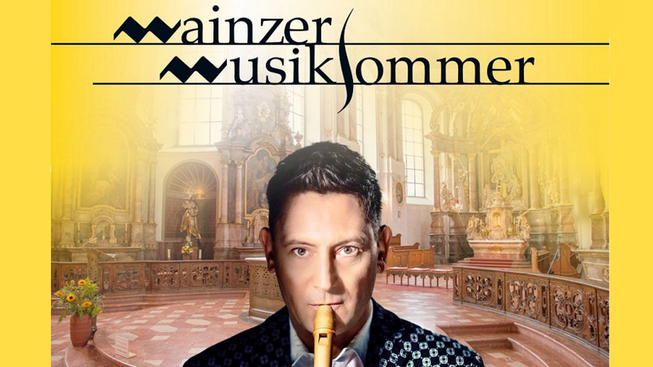 Flötist im Kirchenraum