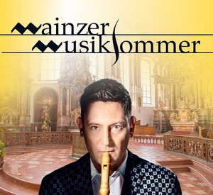 Flötist im Kirchenraum