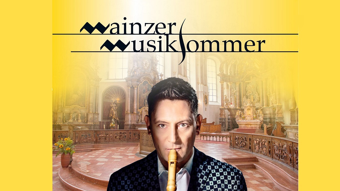 Flötist im Kirchenraum