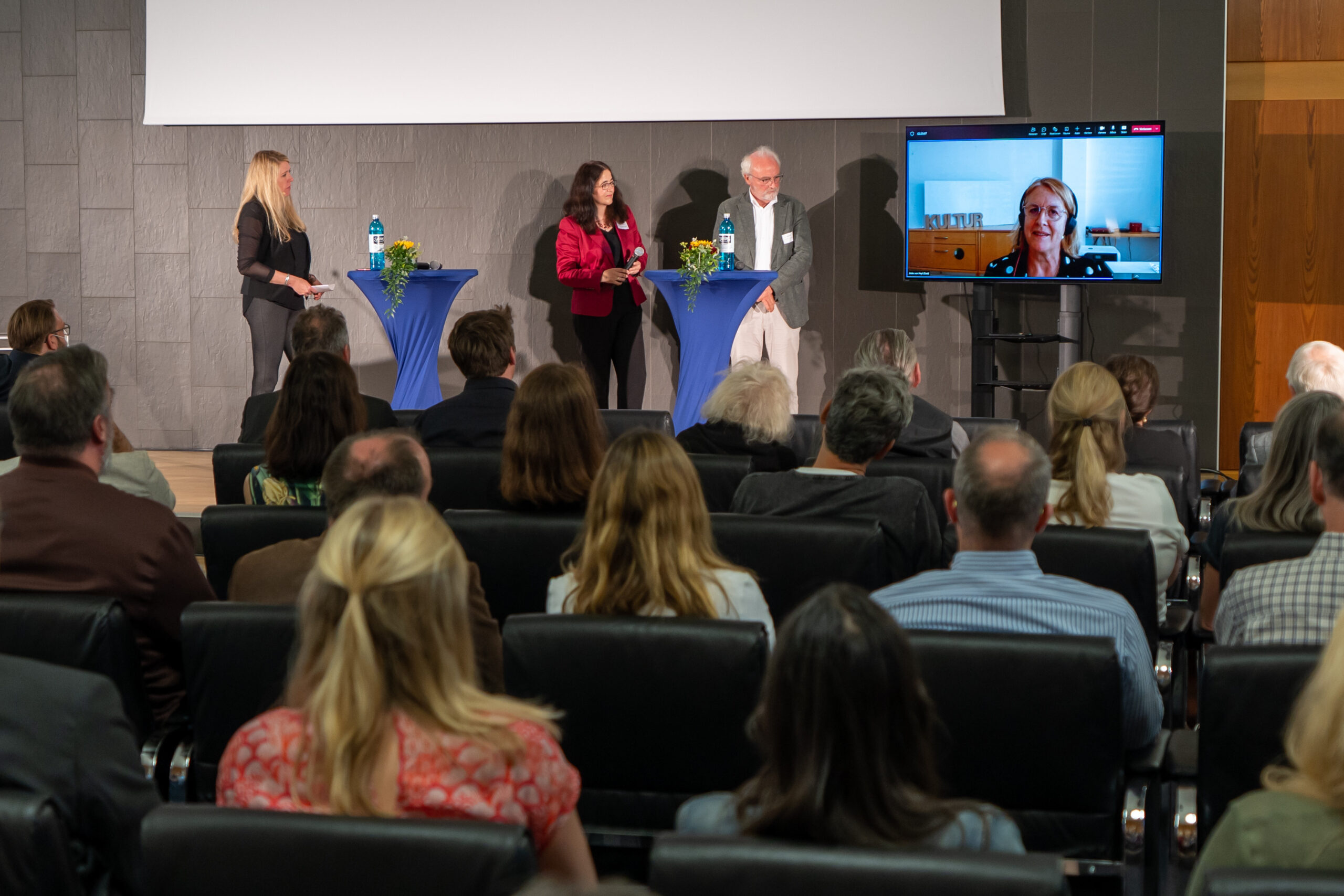 Moderatorin Mara Pfeiffer, Ulrike Blumenreich, Dr. Norbert Sievers und Anke von Heyl (auf dem Bildschirm) bei der Auftaktveranstaltung zur Kulturentwicklungsplanung