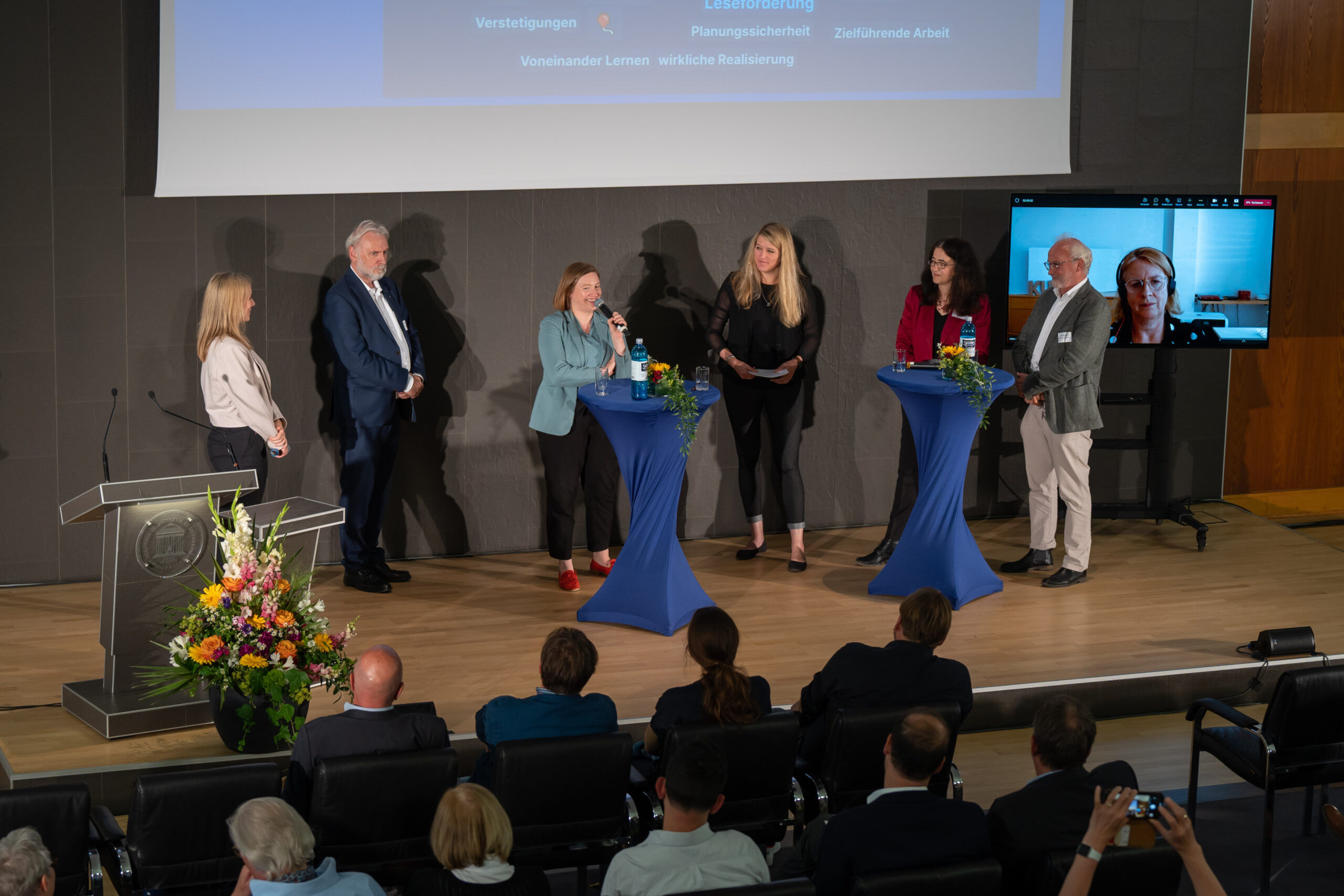 Tamina Müller, Prof. Dr. Jürgen Hardeck, Kulturministerin Katharina Binz, Moderatorin Mara Pfeiffer, Ulrike Blumenreich, Dr. Norbert Sievers und Anke von Heyl (digital) auf dem Podium während der Auftaktveranstaltung zur Kulturentwicklungsplanung