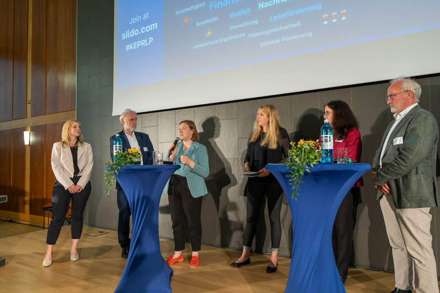 Tamina Müller, Prof. Dr. Jürgen Hardeck, Kulturministerin Katharina Binz, Moderatorin Mara Pfeiffer, Ulrike Blumenreich und Dr. Norbert Sievers bei der Auftaktveranstaltung zur Kulturentwicklungsplanung