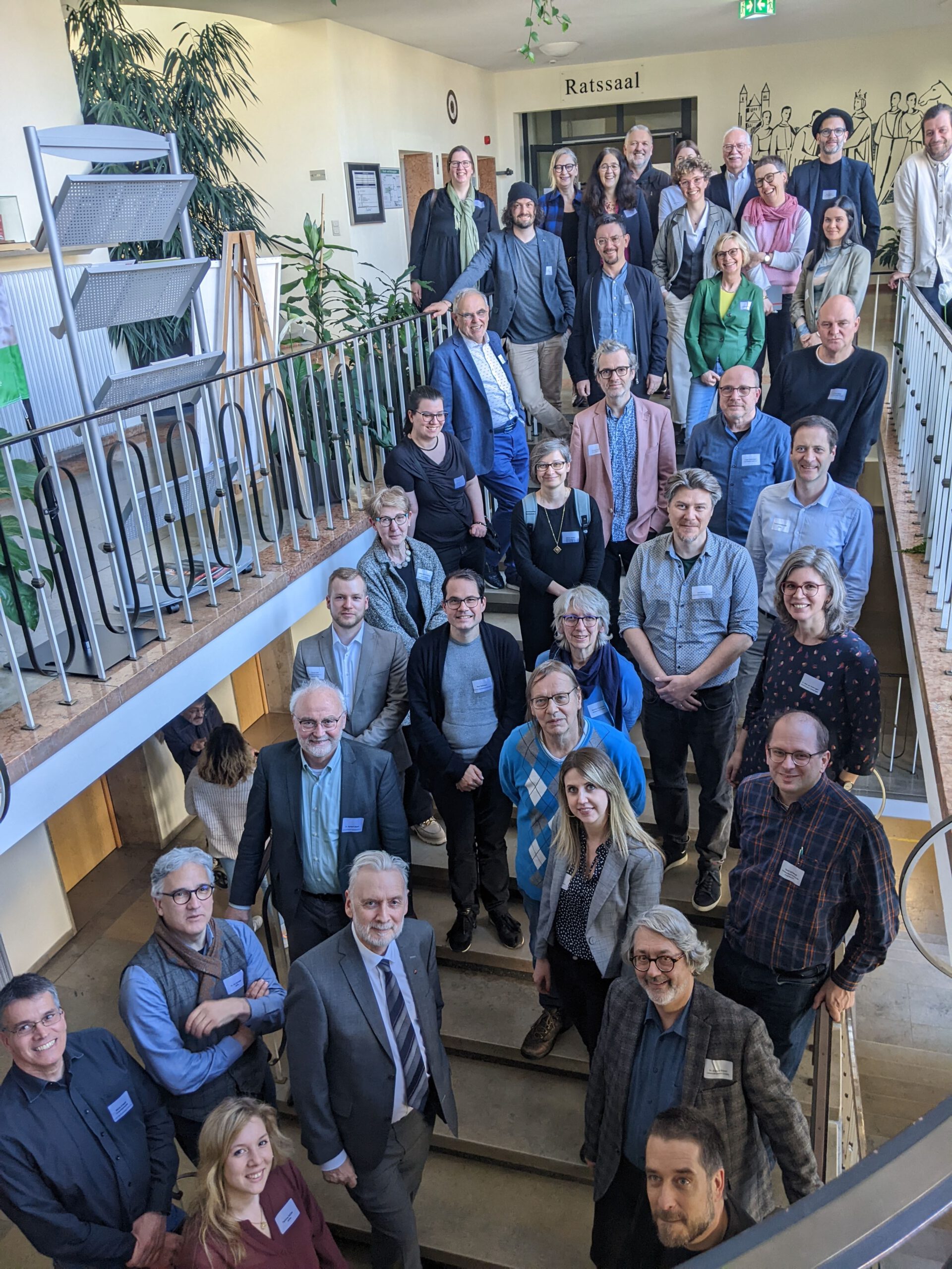 Gruppenbild mit den Teilnehmenden aus dem ersten Themenforum der Kulturentwicklungsplanung auf einer Treppe im Rathaus Worms.