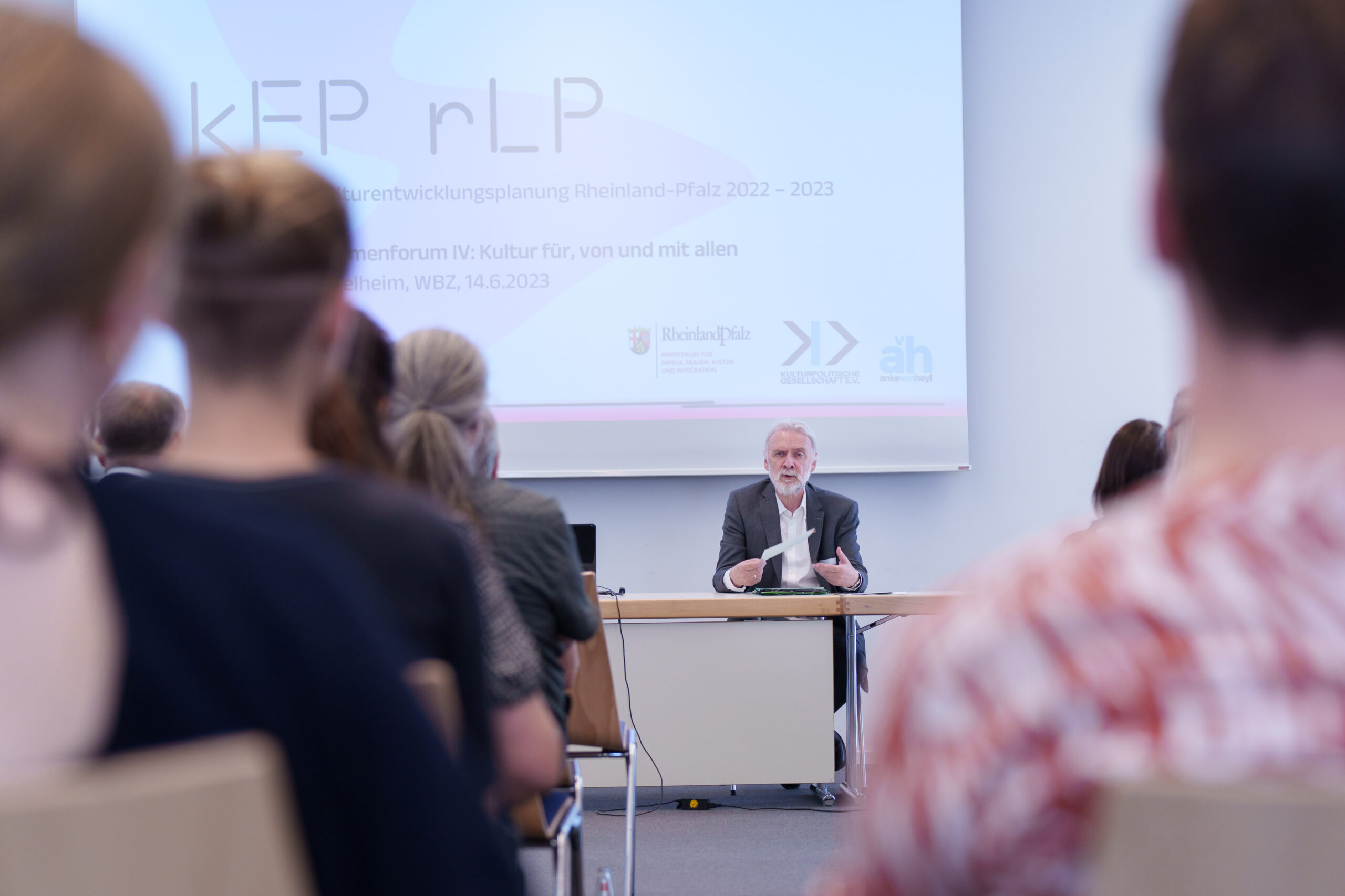 Kulturstaatssekretär Prof. Dr. Jürgen Hardeck vor dem Plenum des Themenforums. Im Hintergrund sieht man die Präsentation, wo noch steht: Kultur für, von und mit allen