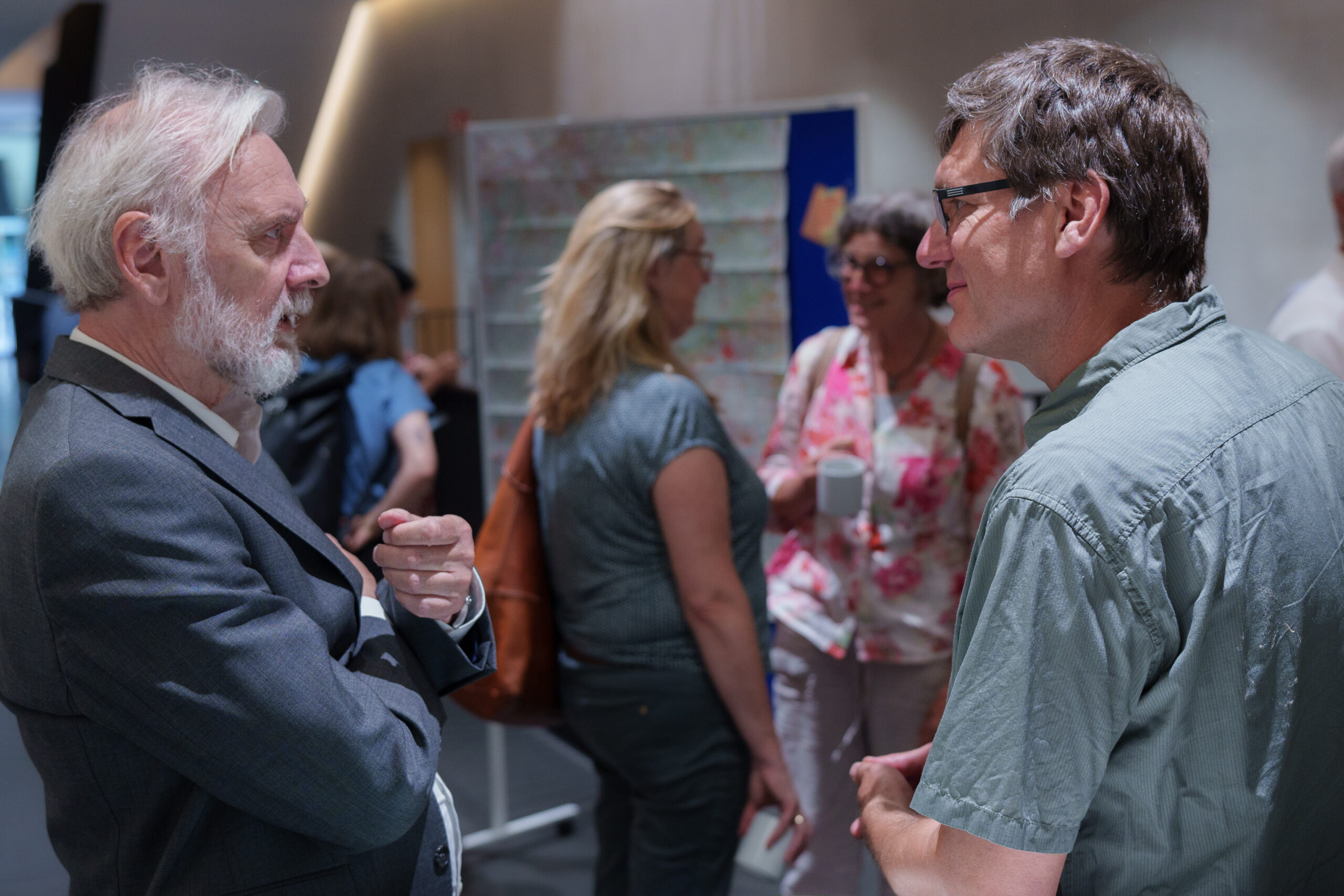 Kultursekretär Prof. Dr. Jürgen Hardeck im Gespräch mit einem Teilnehmenden des Themenforums der Kulturentwicklungsplanung in Rheinland-Pfalz